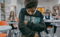 Как понять, что ребёнка травят в школе и как помочь ему справиться с этим: 3 совета родителям от педагога