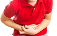 Ребенок жалуется на боль в животе – что это может быть, и как оказать первую помощь?