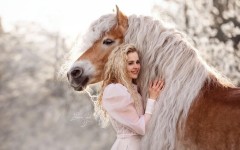 Девушка поделилась фотографиями со своим величественным конем словно из сказки – и они похожи как близнецы