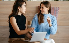 Не надо стесняться: 8 советов, как вовлечь застенчивого человека в приятный разговор