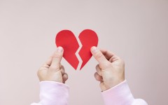«Ты разбил мне сердце!»: учёные назвали причины, симптомы и лечение синдрома «разбитого сердца»