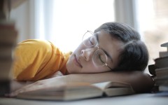 Ребёнок спит на уроке: 5 причин сонливости детей на занятиях и советы родителям