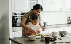3 навыка, которые приобретает ребёнок, регулярно выполняющий домашние дела