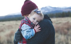 Детская психология: сильная эмоциональная привязанность ребёнка к родителям — норма или нет