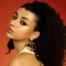 «Хейт — это катализатор роста»: Эмма Турецкая о творчестве, страхах и стиле