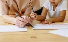 Как помочь ребёнку пережить стресс: психологическая техника «3 рисунка»