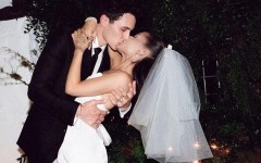«Маленькое помещение, полное любви и эмоций»: Ариана Гранде поделилась фото своей закрытой свадебной церемонии с Далтоном Гомесом