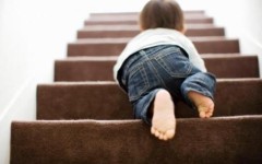 Как сделать дом для маленького ребенка безопасным, устранив потенциальные опасности в быту?