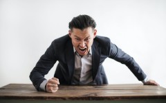 Что делать, если начальник орет на подчиненных: инструкция по выживанию рядом с грубым начальником