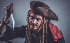 Морские разбойники и дерзкие странницы: экстравагантные образы российских звёзд в пиратских костюмах