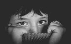 Страх темноты у детей: 7 способов, которые помогут малышу не бояться ночи