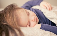 7 способов, которые помогут научить ребёнка засыпать самостоятельно в кроватке