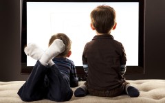 Дети и телевизор: что смотреть, в каком возрасте, сколько — и можно ли смотреть ребенку телевизор вообще?