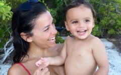 Ангел и его прекрасная мамочка: Ева Лонгория поделилась фото, как они с сыном веселятся в бассейне