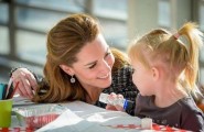 Кейт Миддлтон помогает детям