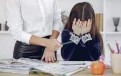 6 детских психологических травм, которые калечат психику