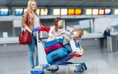 Какие права есть у мам с детьми в аэропорту при задержке рейса?