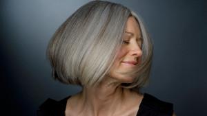 How to highlight the beauty of gray hair?