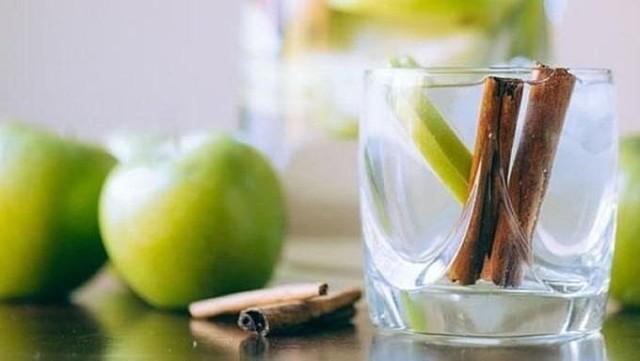 Detox water with cinnamon and apple juice