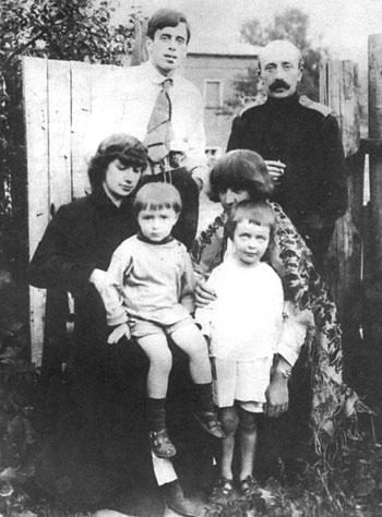 Стоят (слева направо) - муж Марины Цветаевой Сергей Эфрон, муж Анастасии Цветаевой Маврикий Минц, сидят – Анастасия с сыном Андреем и Марина с сыном Георгием