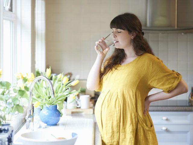 During pregnancy, to maintain health and beauty, you must drink water correctly.