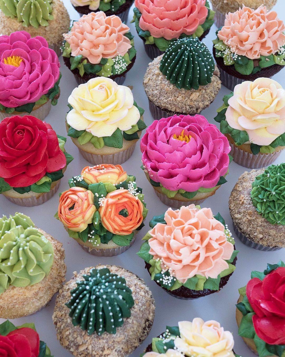 Sweet masterpieces, as if embroidered with thread: cakes in the form of cacti, succulents and flowers from a Californian craftswoman