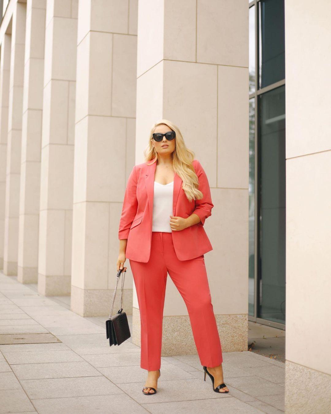 Business dressing style for girls with a plus-size figure: 5 tips from a stylist