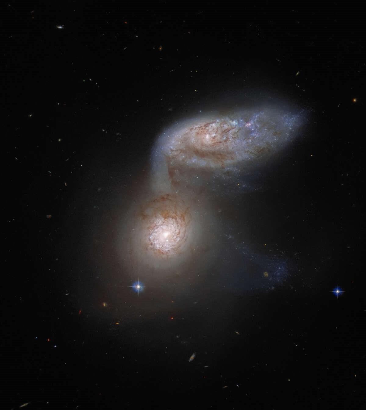 Телескоп Hubble запечатлел сливающиеся друг с другом галактики