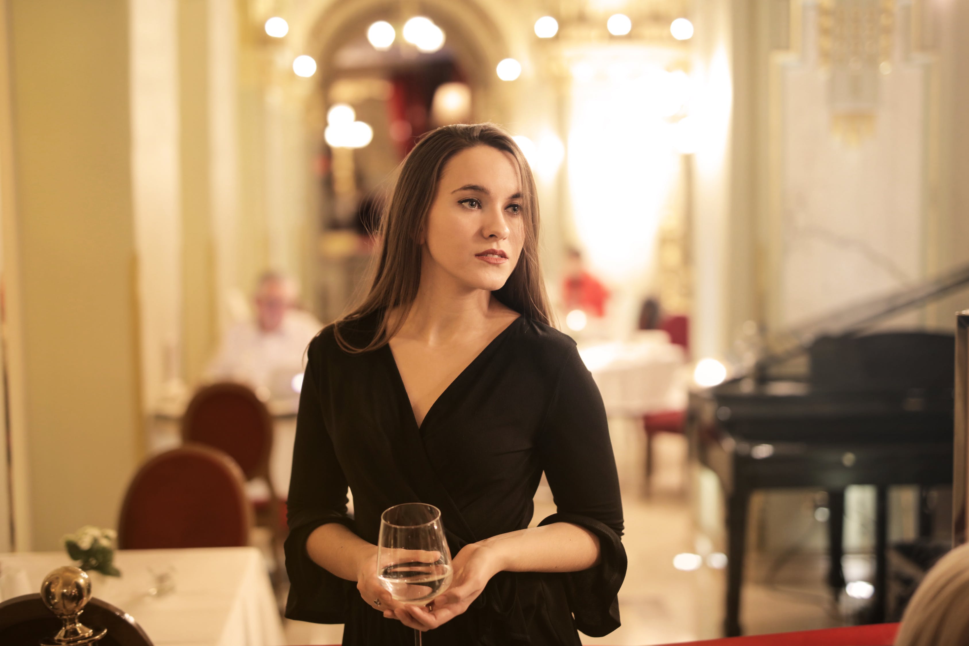 «Остаться одной в эту ночь ужасно» – психолог рассказала, как пережить новогодние праздники одиноким женщинам